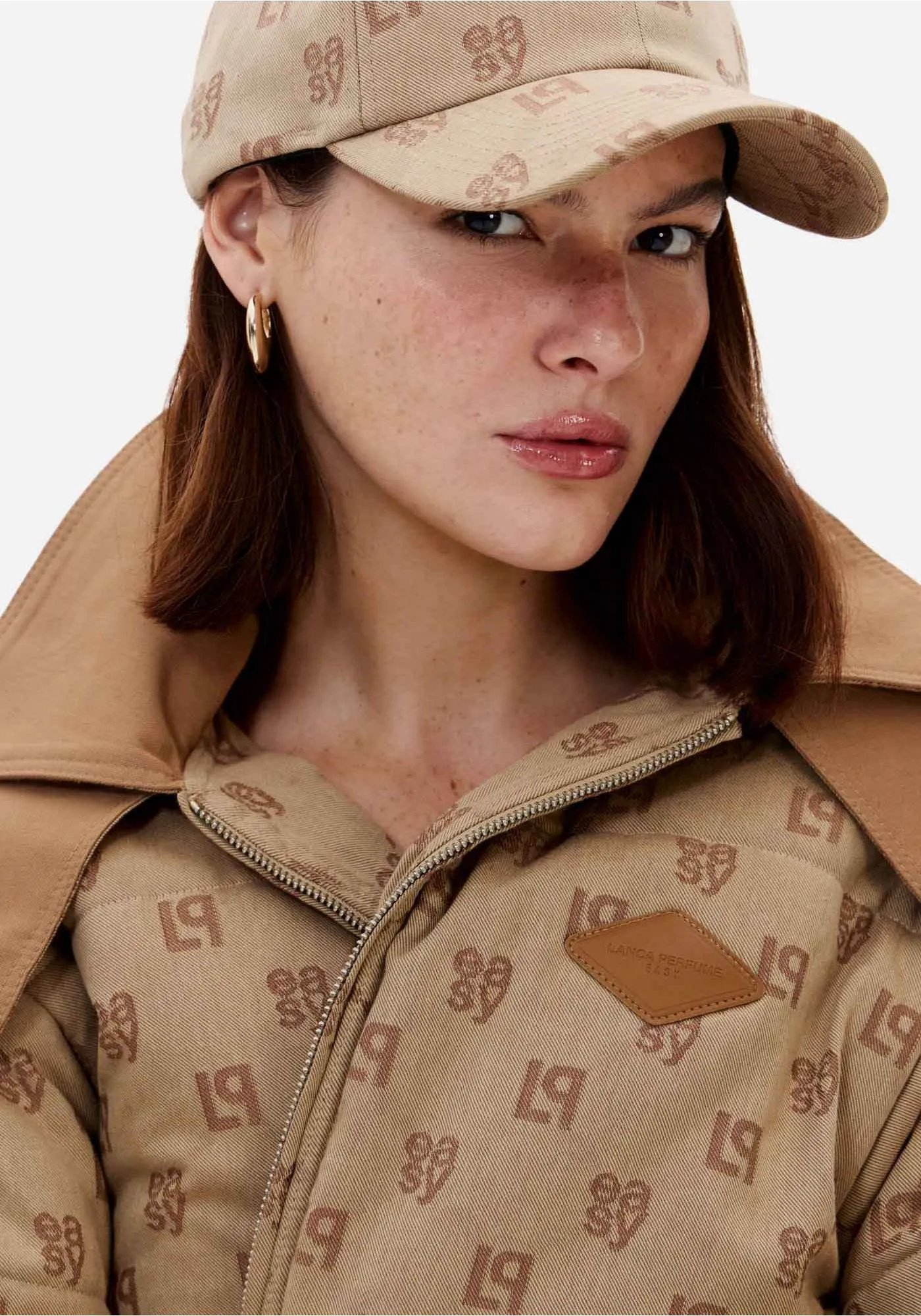 Casaco Puffer Monograma Bege - Lança Perfume 6