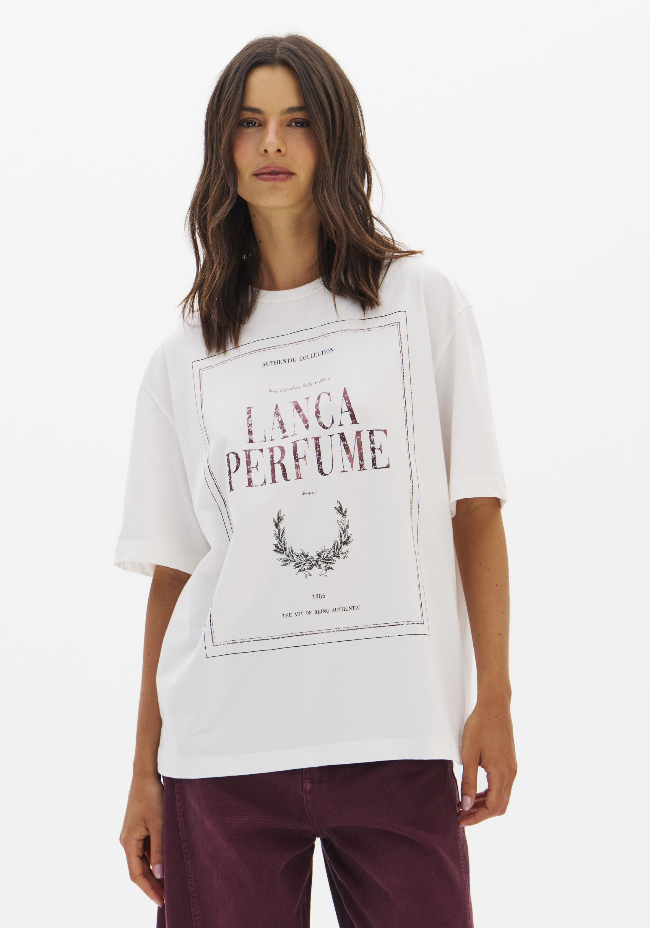T-shirt Oversized Branca com Bordeaux - Lança Perfume 1