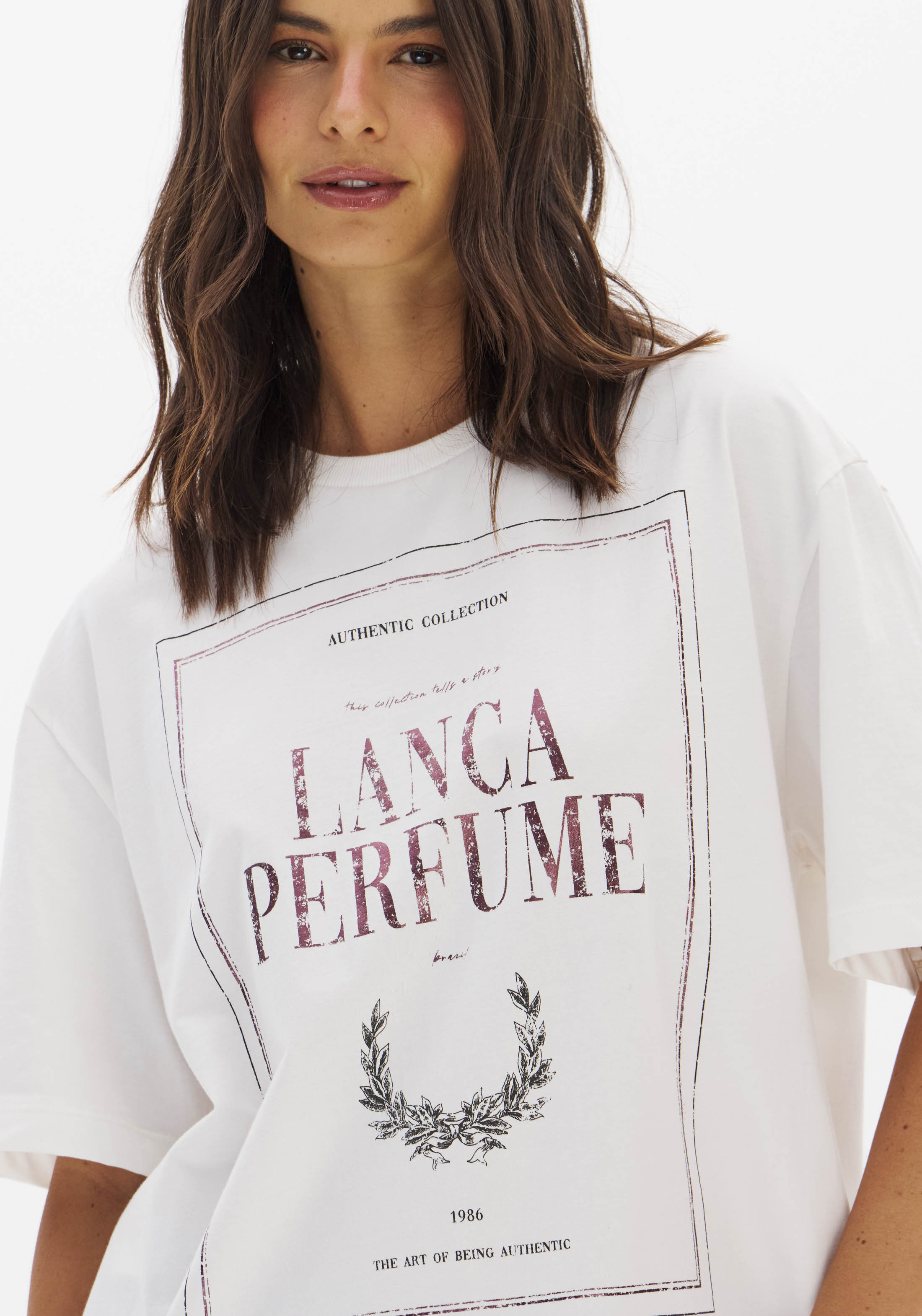 T-shirt Oversized Branca com Bordeaux - Lança Perfume 2