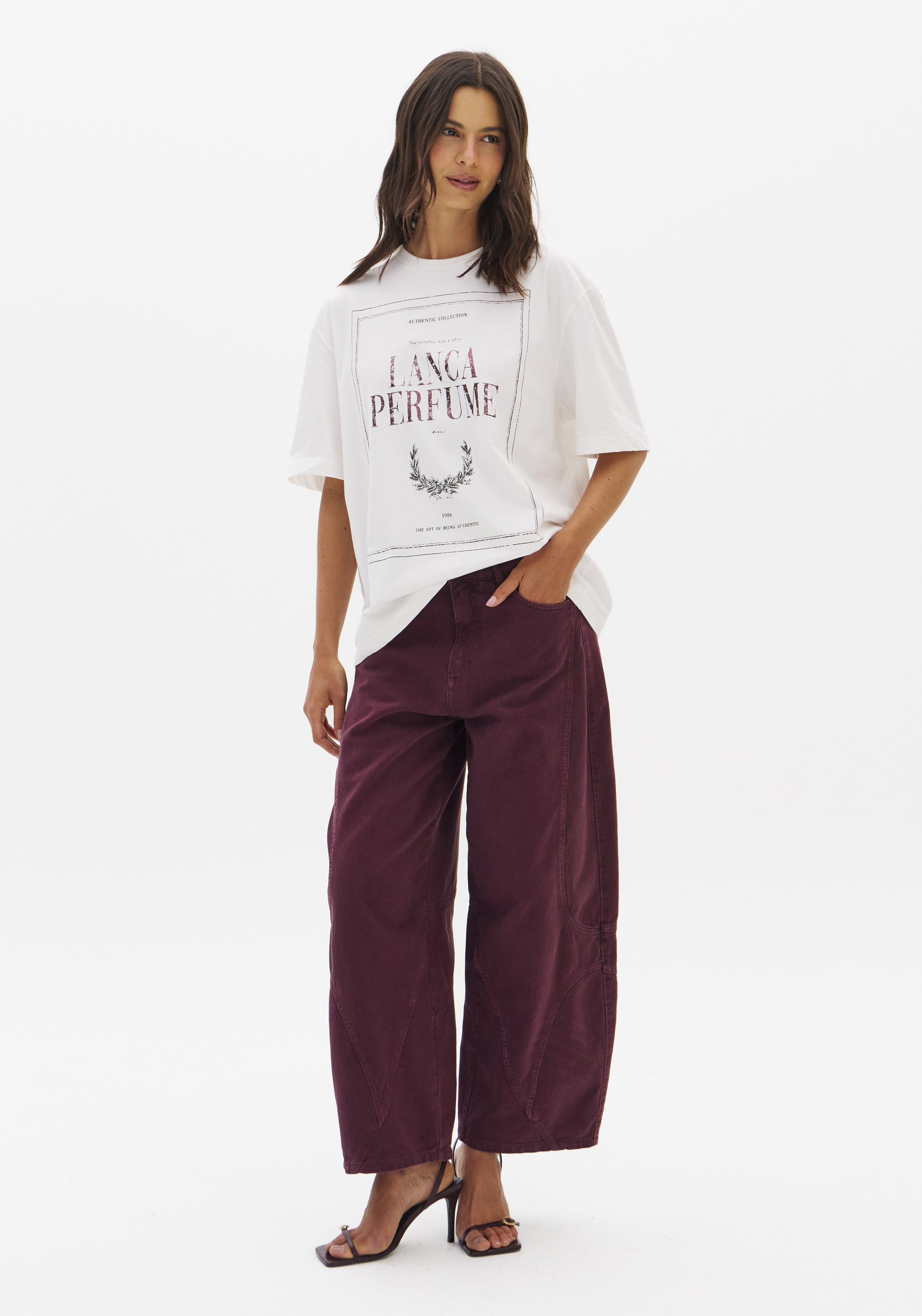 T-shirt Oversized Branca com Bordeaux - Lança Perfume 3