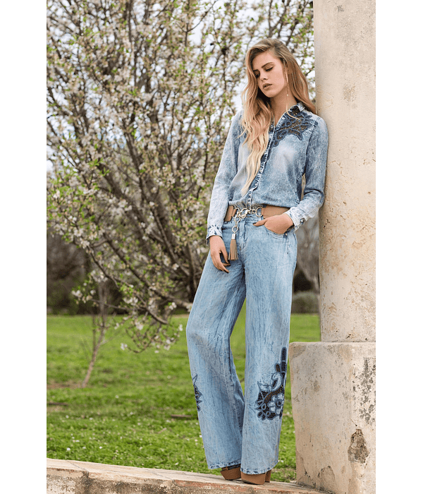 Calças ganga com pormenor em renda 