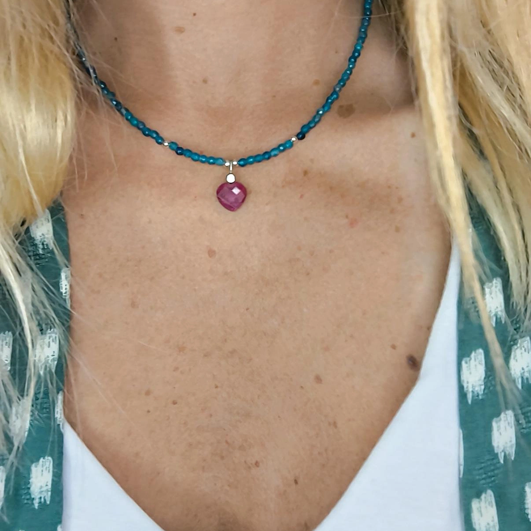 Collar apatita corazón raíz rubi 1