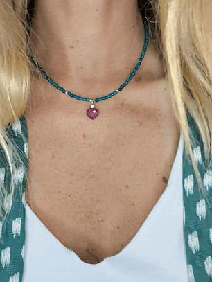 Collar apatita corazón raíz rubi