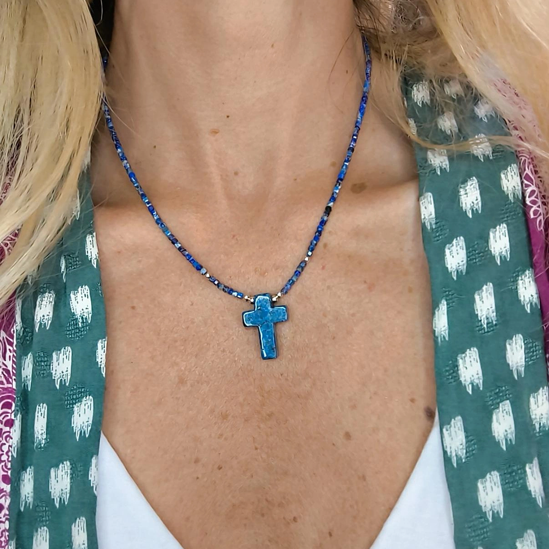 Collar cruz lapislazuli 1