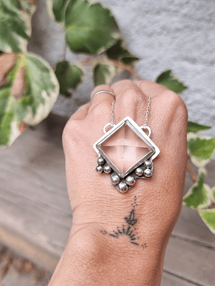 Pirámide cuarzo cristal