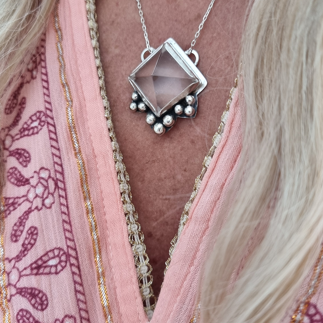 Pirámide cuarzo cristal 2