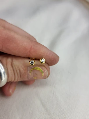 Aritos puntos luz baño oro 18k