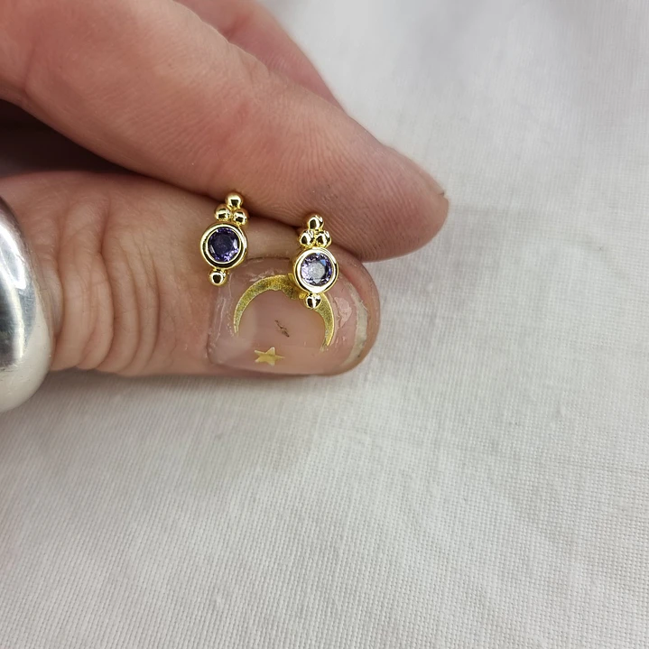 Studs zircon amatista baño oro 18k 1