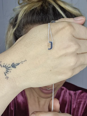 Collar letra J