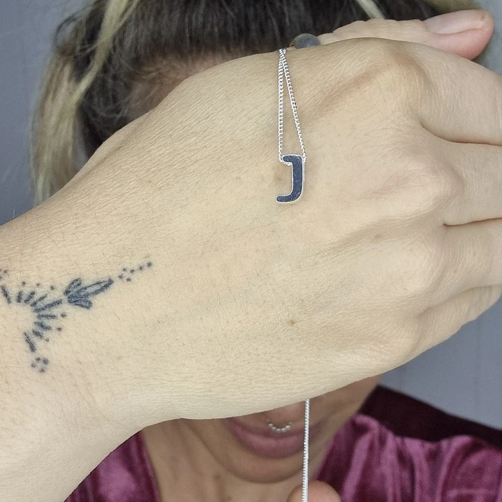 Collar letra J 1