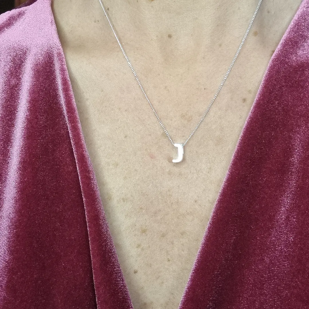 Collar letra J 2