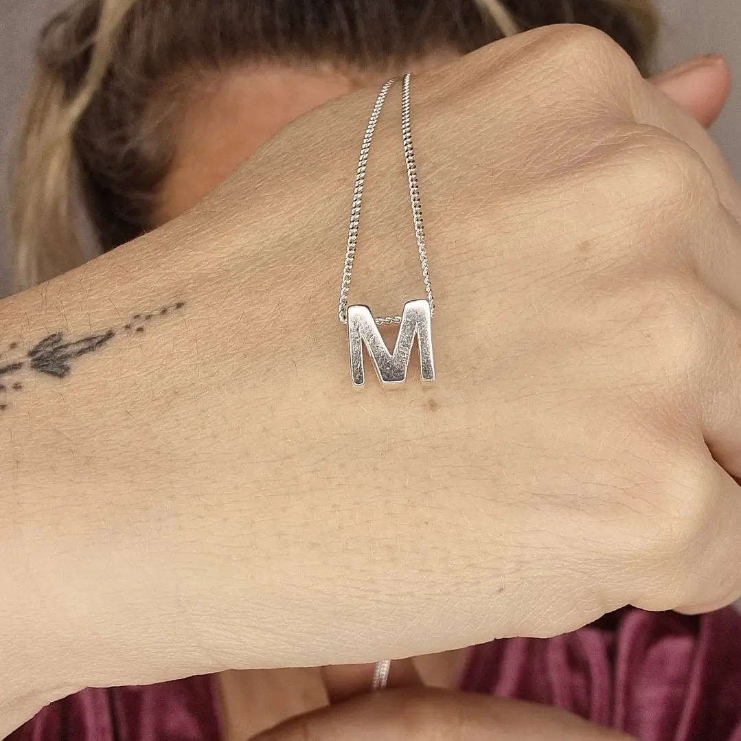 Collar letra M 1