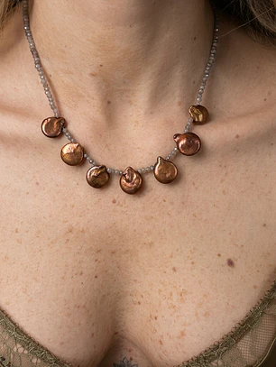 Collar perlas café con piedra luna coated