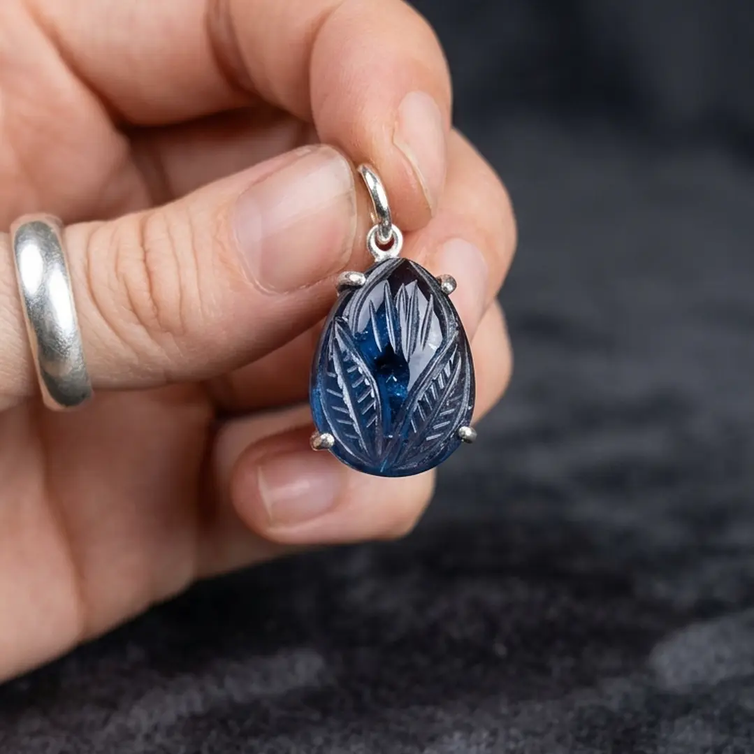 Colgante cristal azul tallado engastado en plata 1
