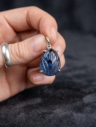 Colgante cristal azul tallado engastado en plata