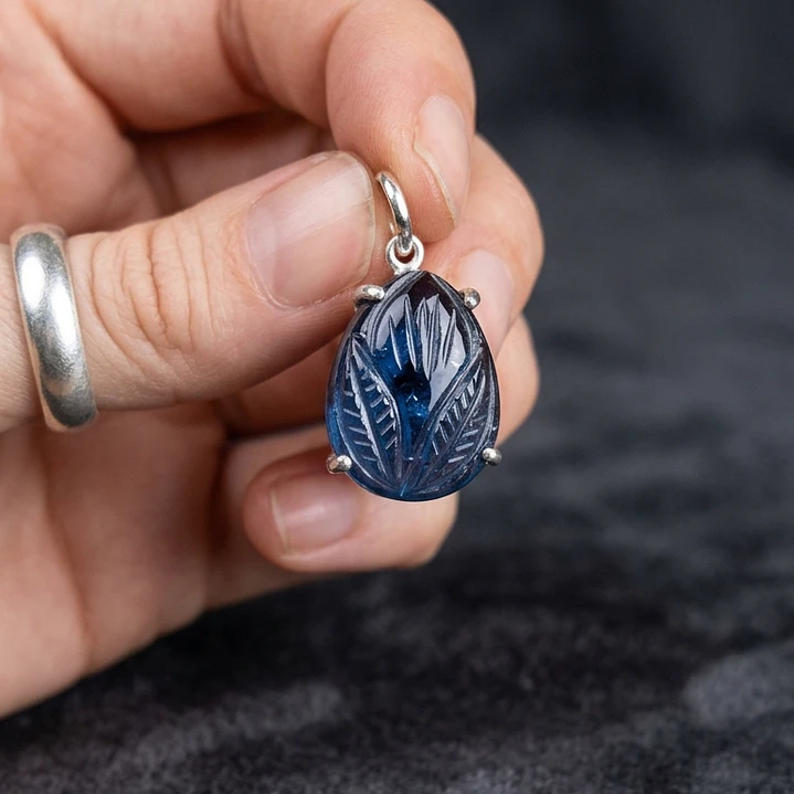 Colgante cristal azul tallado engastado en plata 1