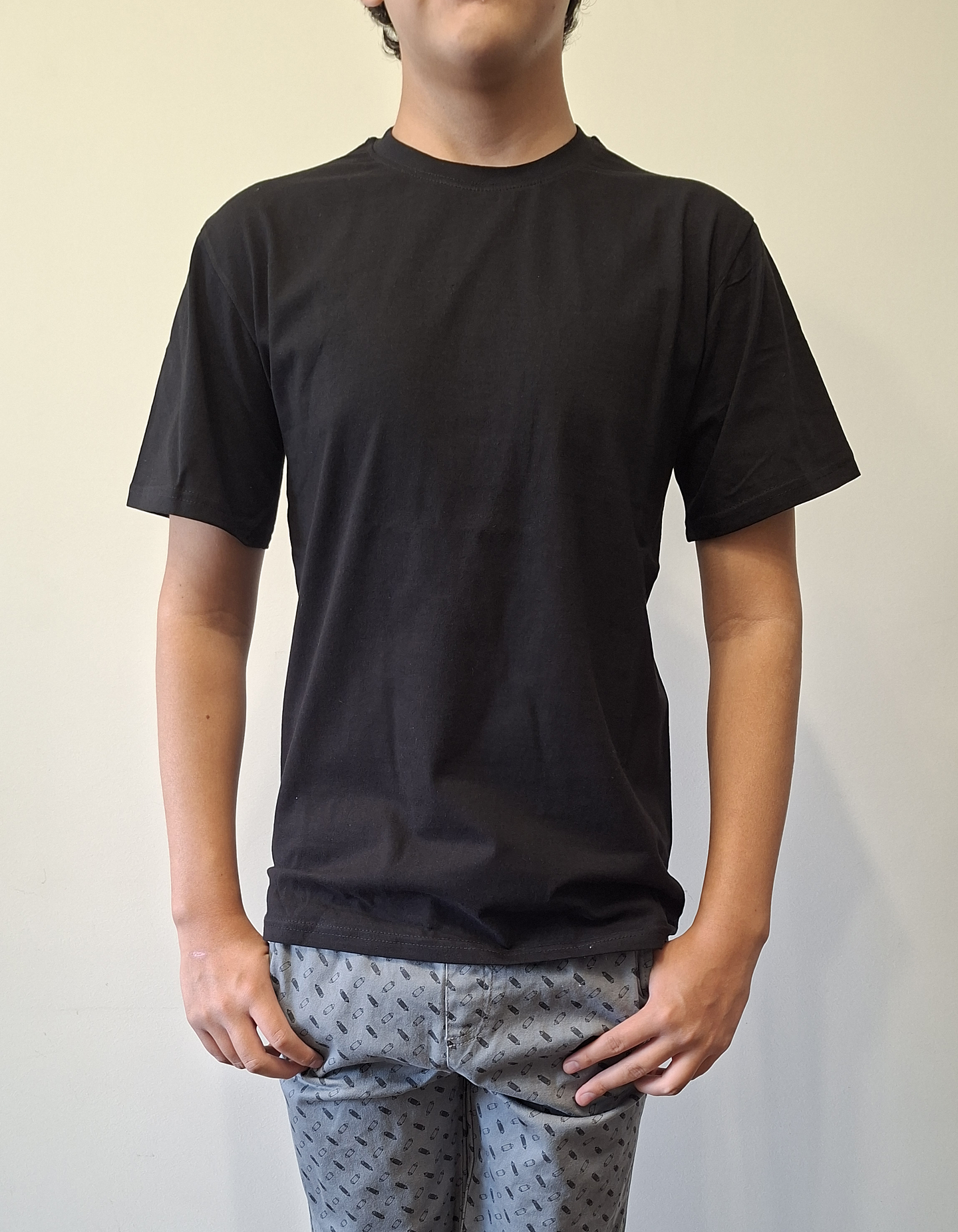 Polera lisa cuello redondo negra 1