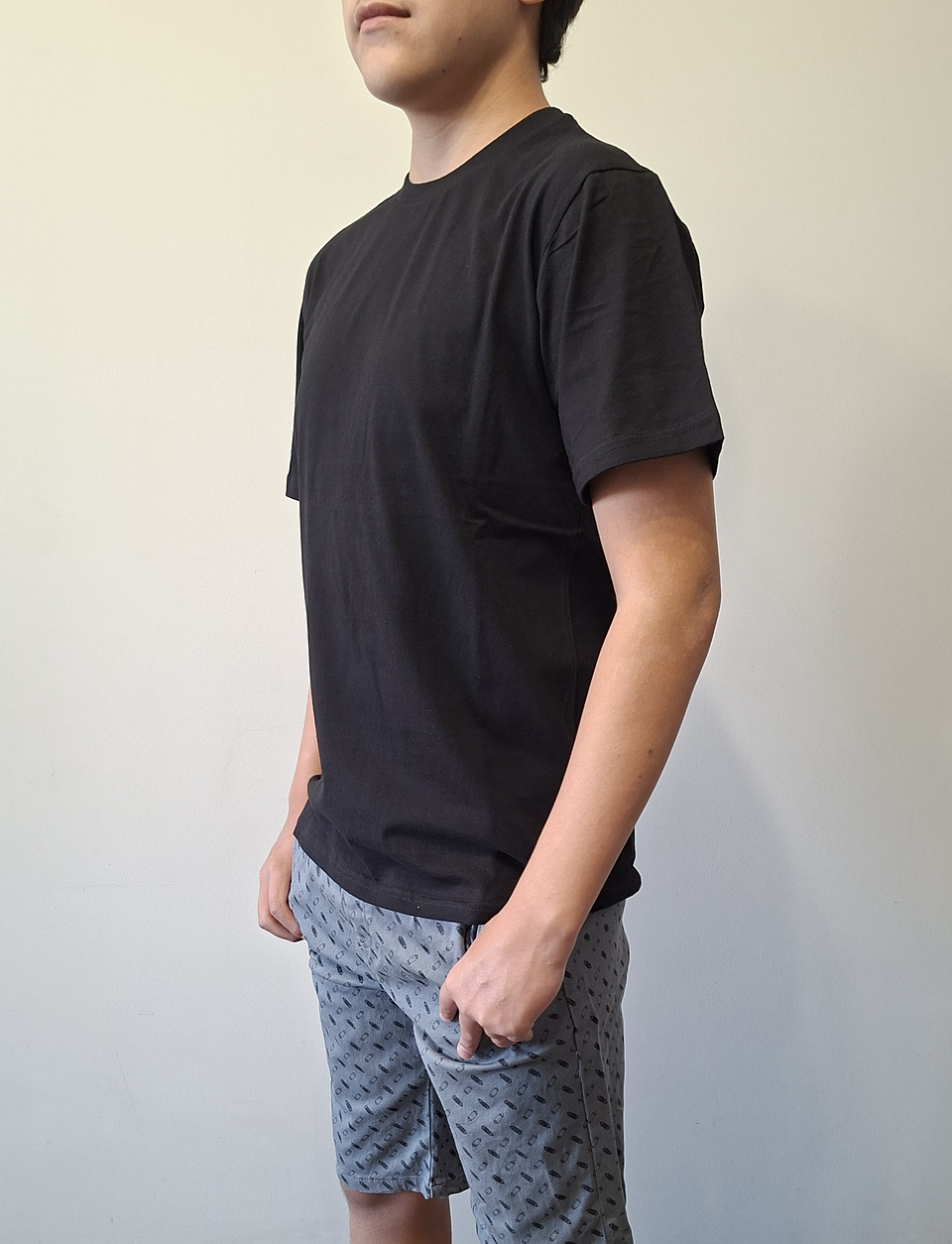 Polera lisa cuello redondo negra 3