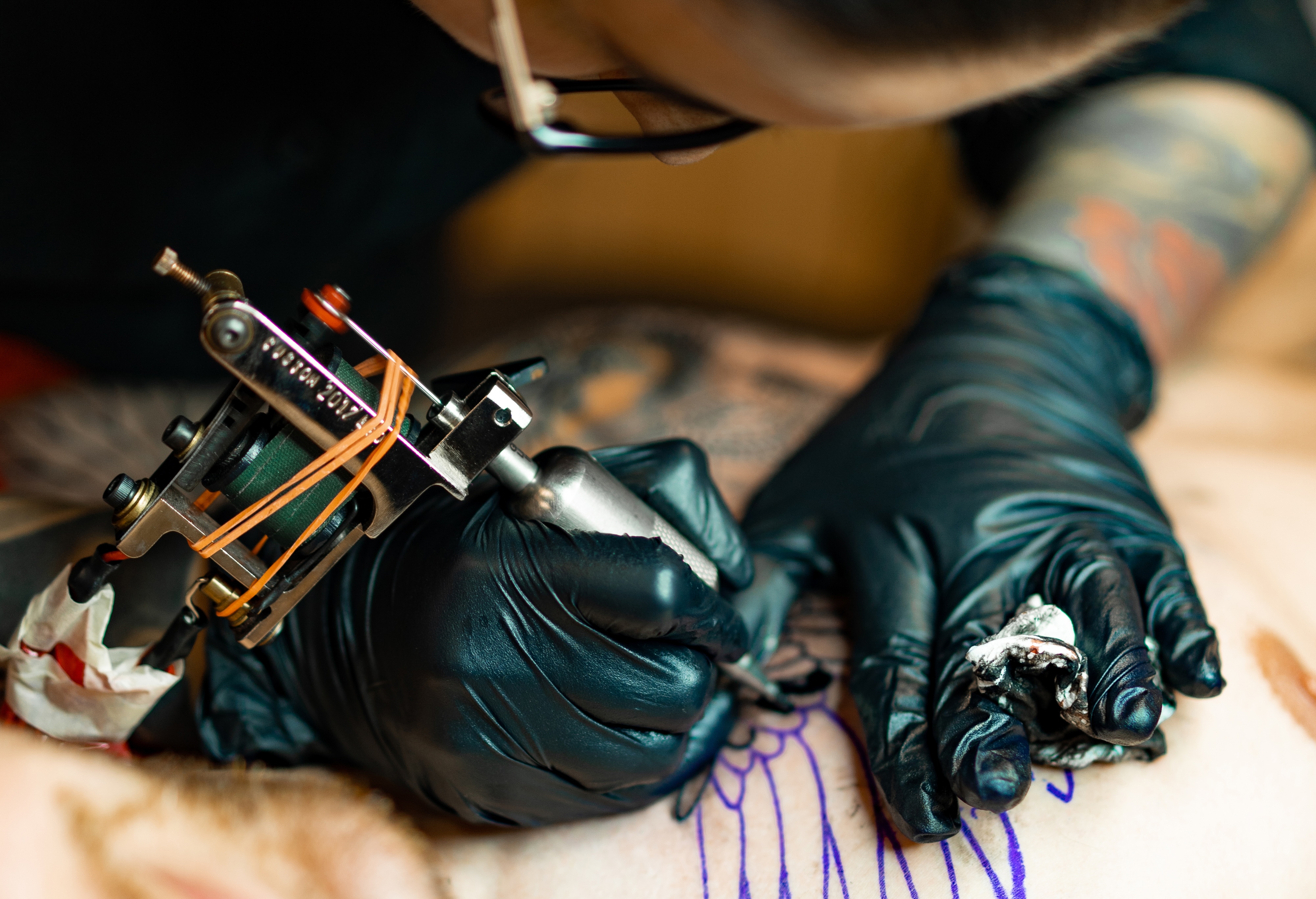 ¿Cómo evitar que la tinta salpique el área de trabajo?