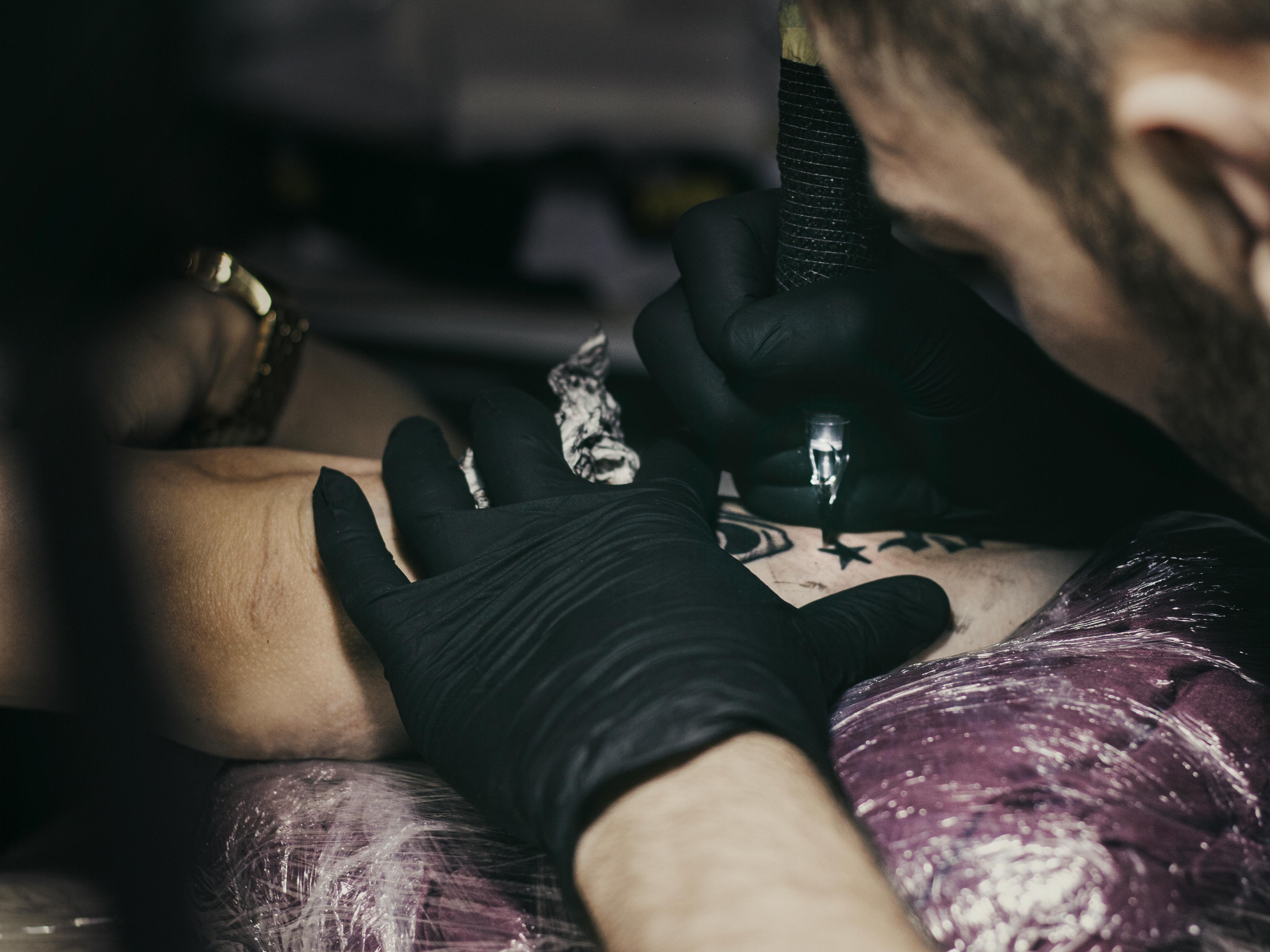Por qué aparecen costras en el tatuaje y cómo tratarlas