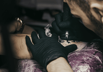 Por qué aparecen costras en el tatuaje y cómo tratarlas