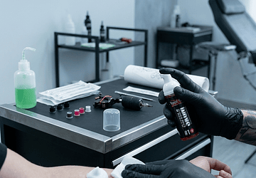 ¿Puedo usar jabón común para lavar mi tatuaje?