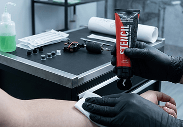 ¿Cómo aplicar stencil en pieles muy oscuras?