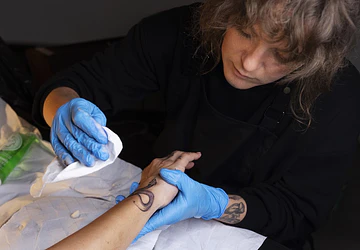 Guía para tus clientes: Cómo cuidar un tatuaje recién hecho en climas tropicales