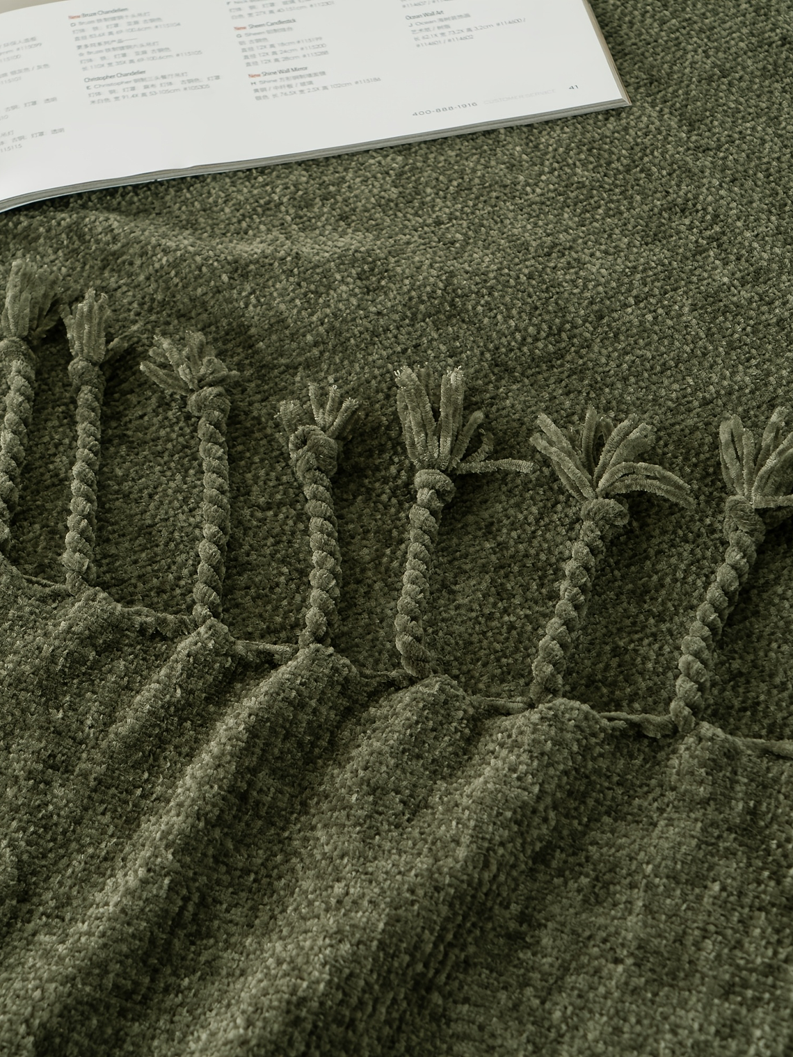 Luxury Chenille Throw Blanket, Plush Soft Fringe Trim No-Sew Edges, Cozy Chenille Fabric All-Season Bedspread-Style Couch Cover, for Sofa Bed & Home Decor, 50