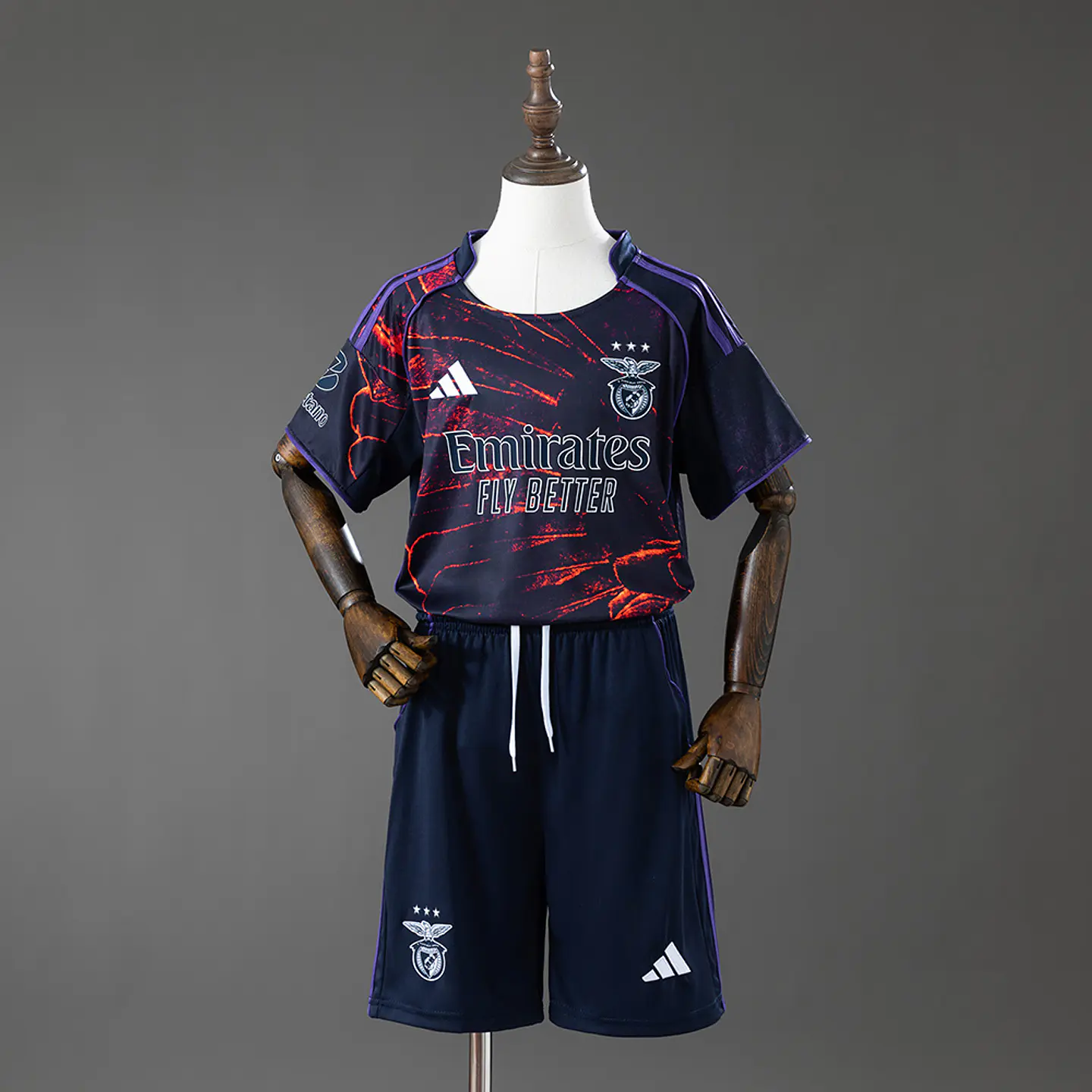 SL BENFICA 2026 (Adidas x Vhils) Kit Criança 1