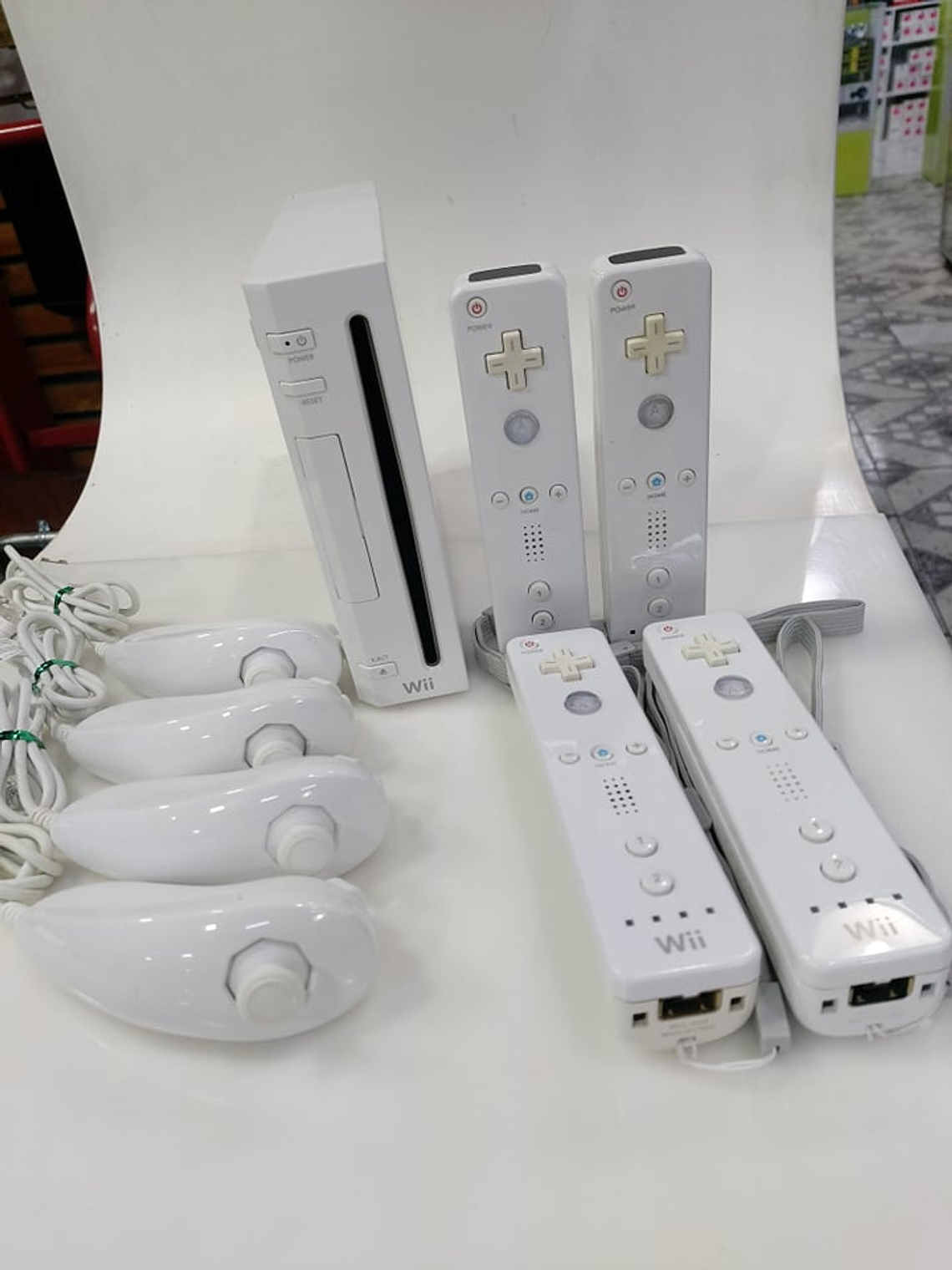 NINTENDO WII DESBLOQUEADA CON MAS DE 2000 JUEGOS 4 MANDOS 1