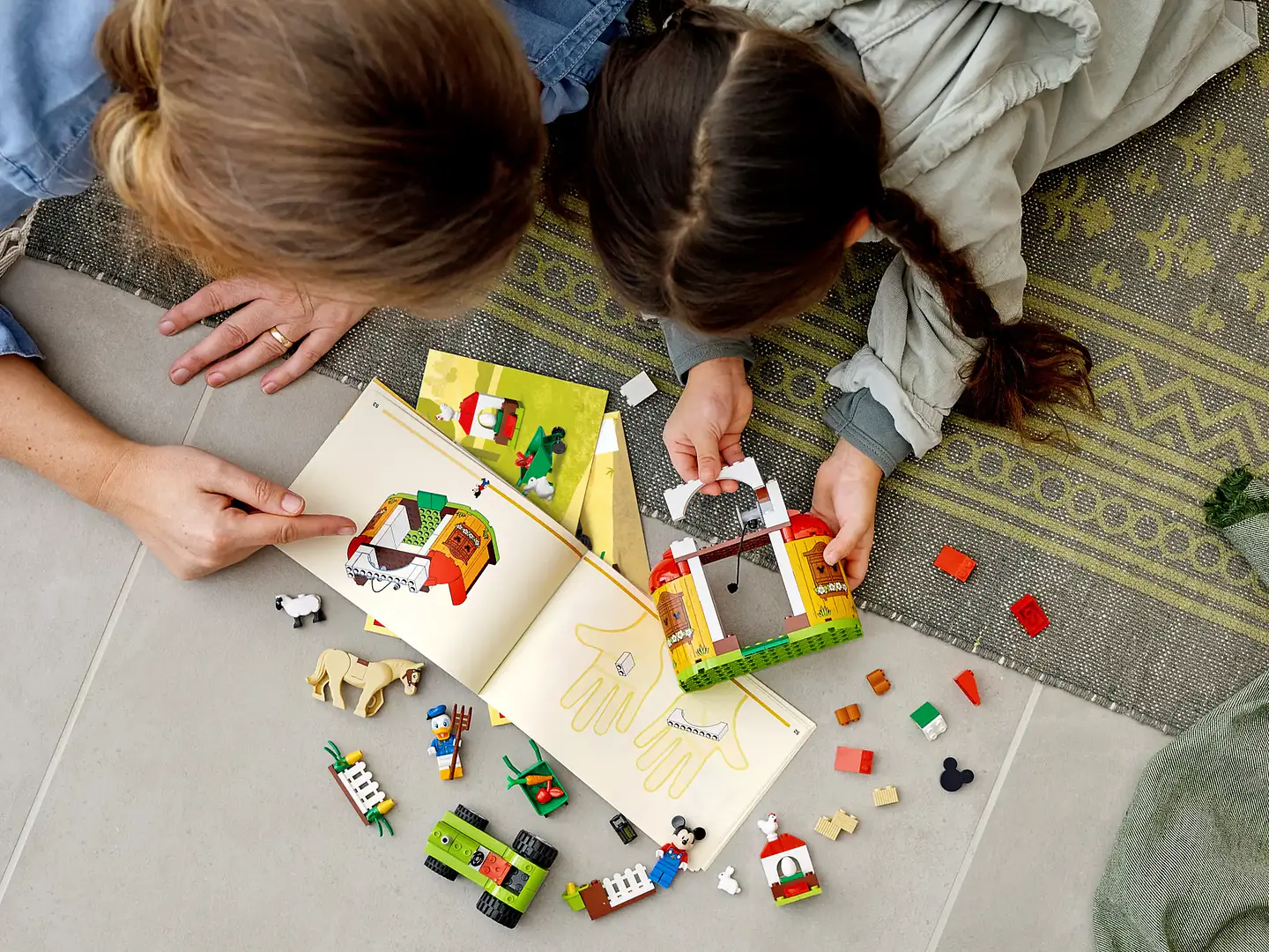 LEGO 10775: Granja de Mickey Mouse y el Pato Donald 6
