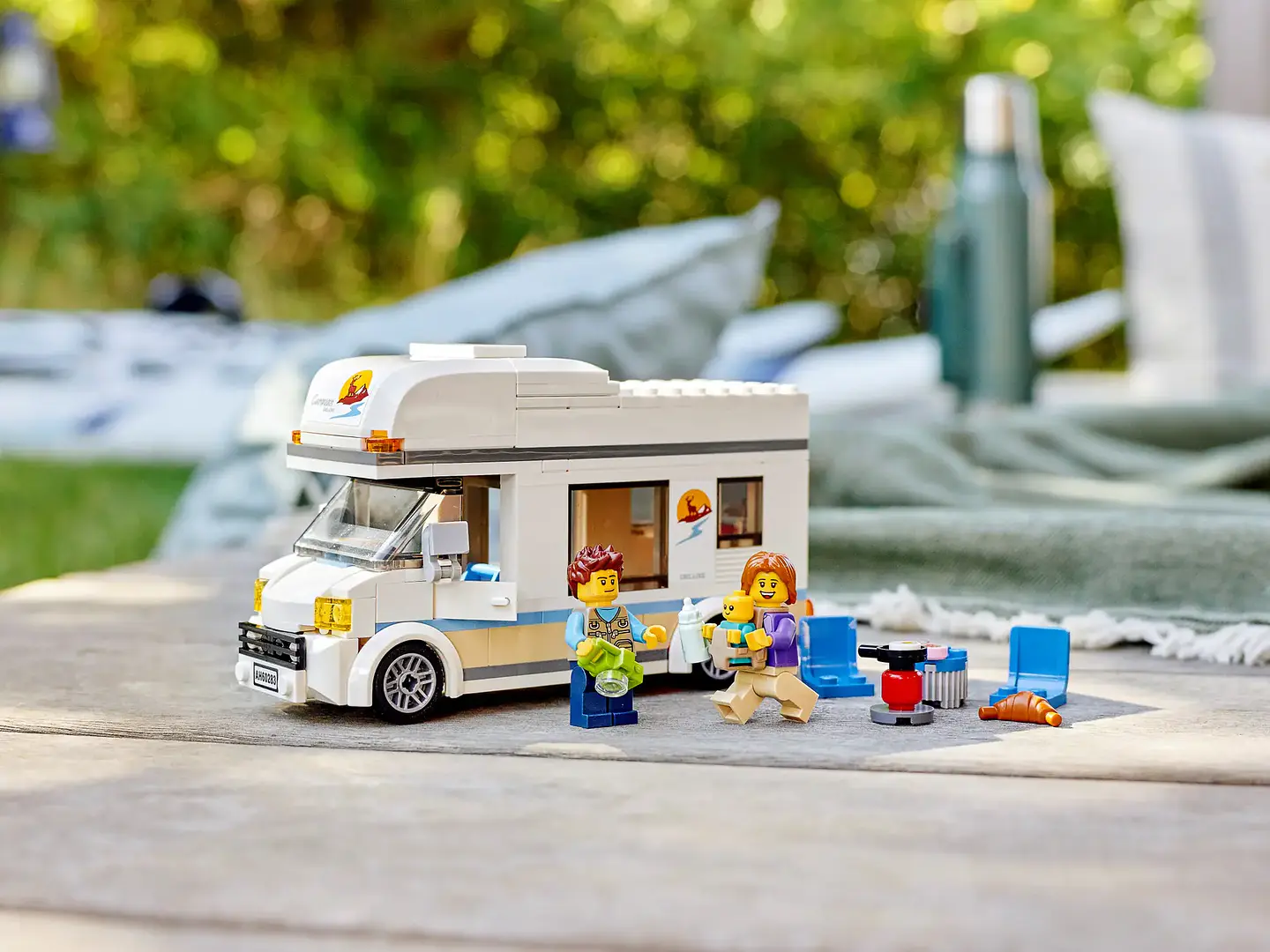 LEGO 60283: Autocaravana de Vacaciones 6