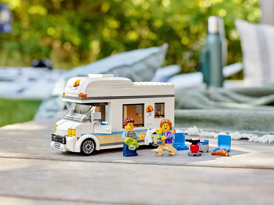 LEGO 60283: Autocaravana de Vacaciones 6