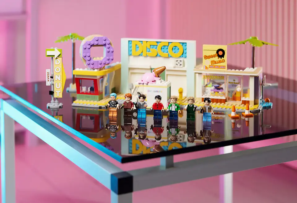 LEGO 21339: BTS Dynamite 10