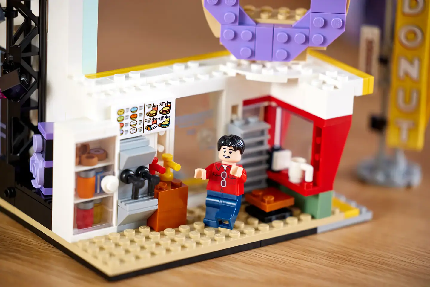 LEGO 21339: BTS Dynamite 6
