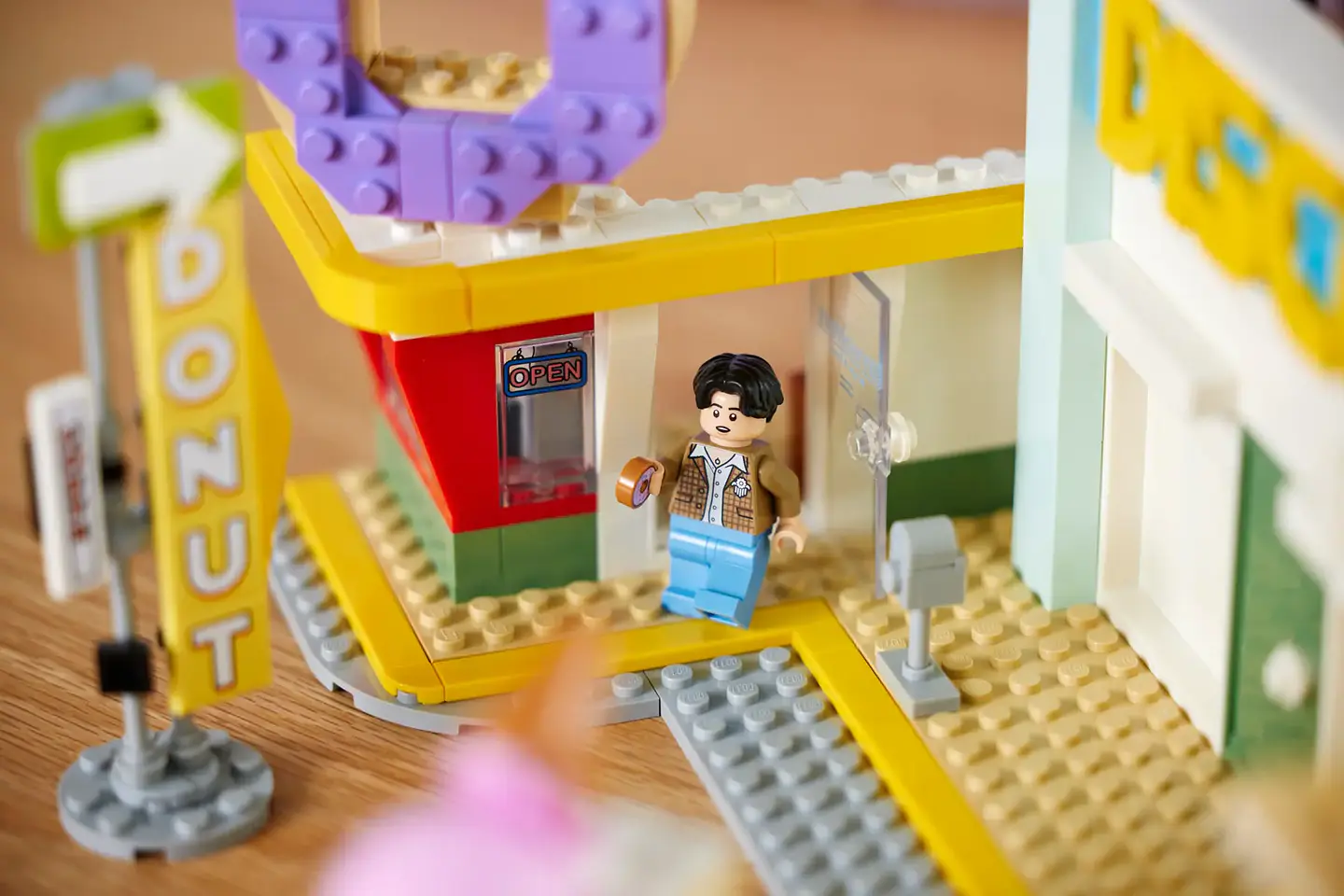 LEGO 21339: BTS Dynamite 7