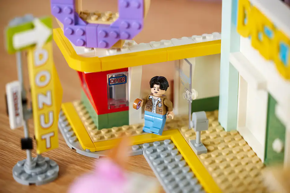 LEGO 21339: BTS Dynamite 7