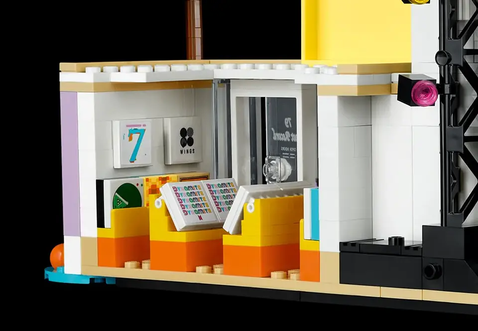 LEGO 21339: BTS Dynamite 8