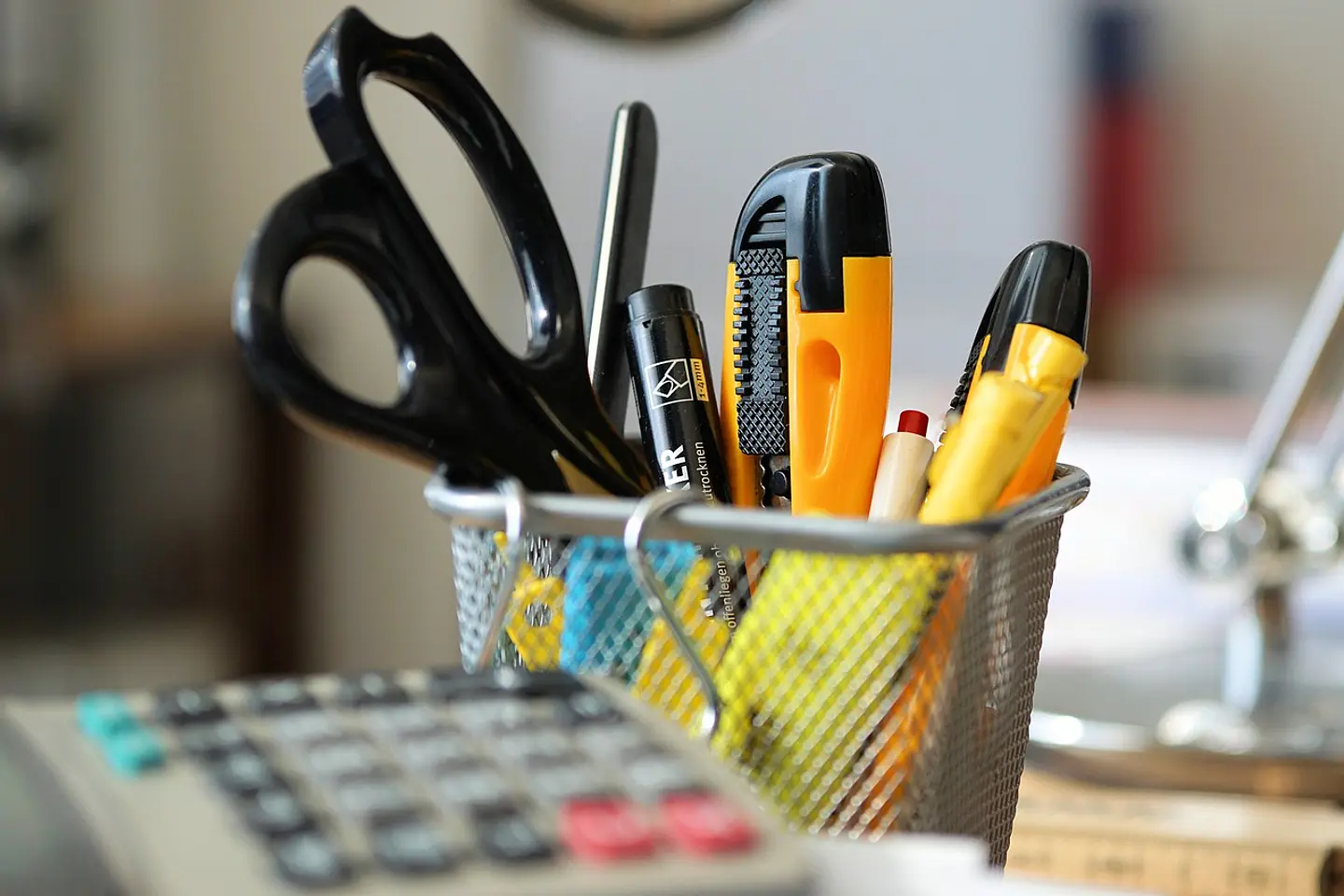 Artículos de oficina sobre un escritorio