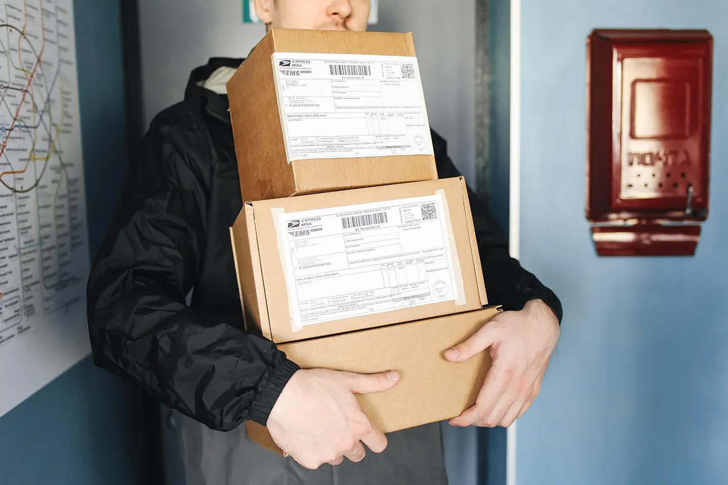 Repartidor entregando cajas en la puerta