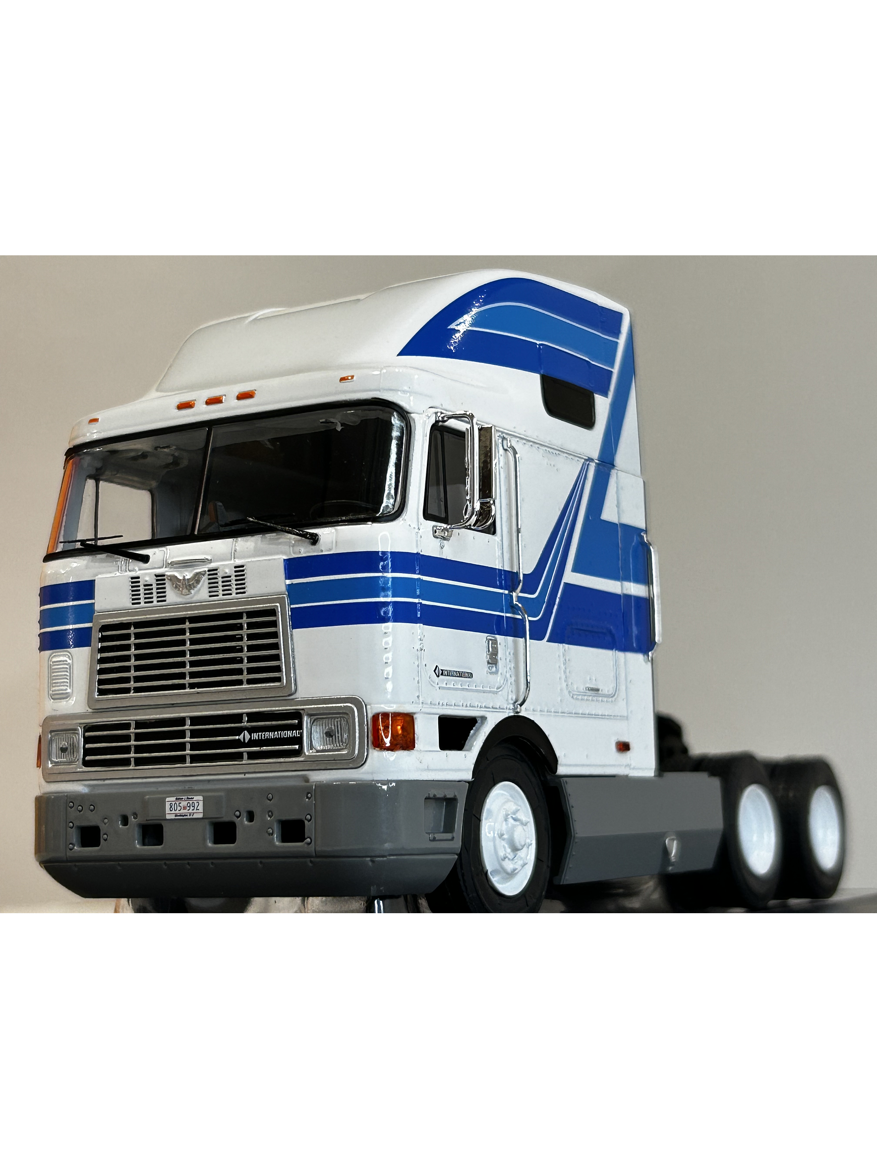 Camión International Eagle 9800 a Escala 1:43 | Modelo Coleccionable de Ixo models. De alta precisión 2