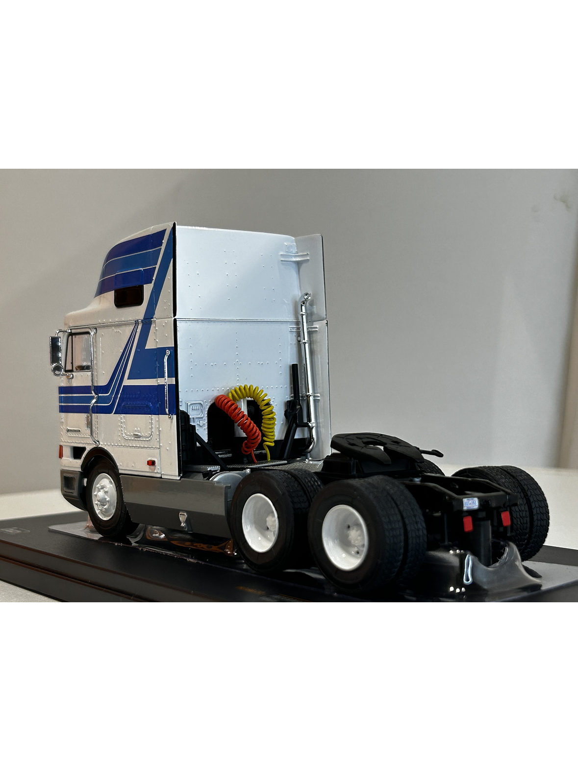 Camión International Eagle 9800 a Escala 1:43 | Modelo Coleccionable de Ixo models. De alta precisión 8