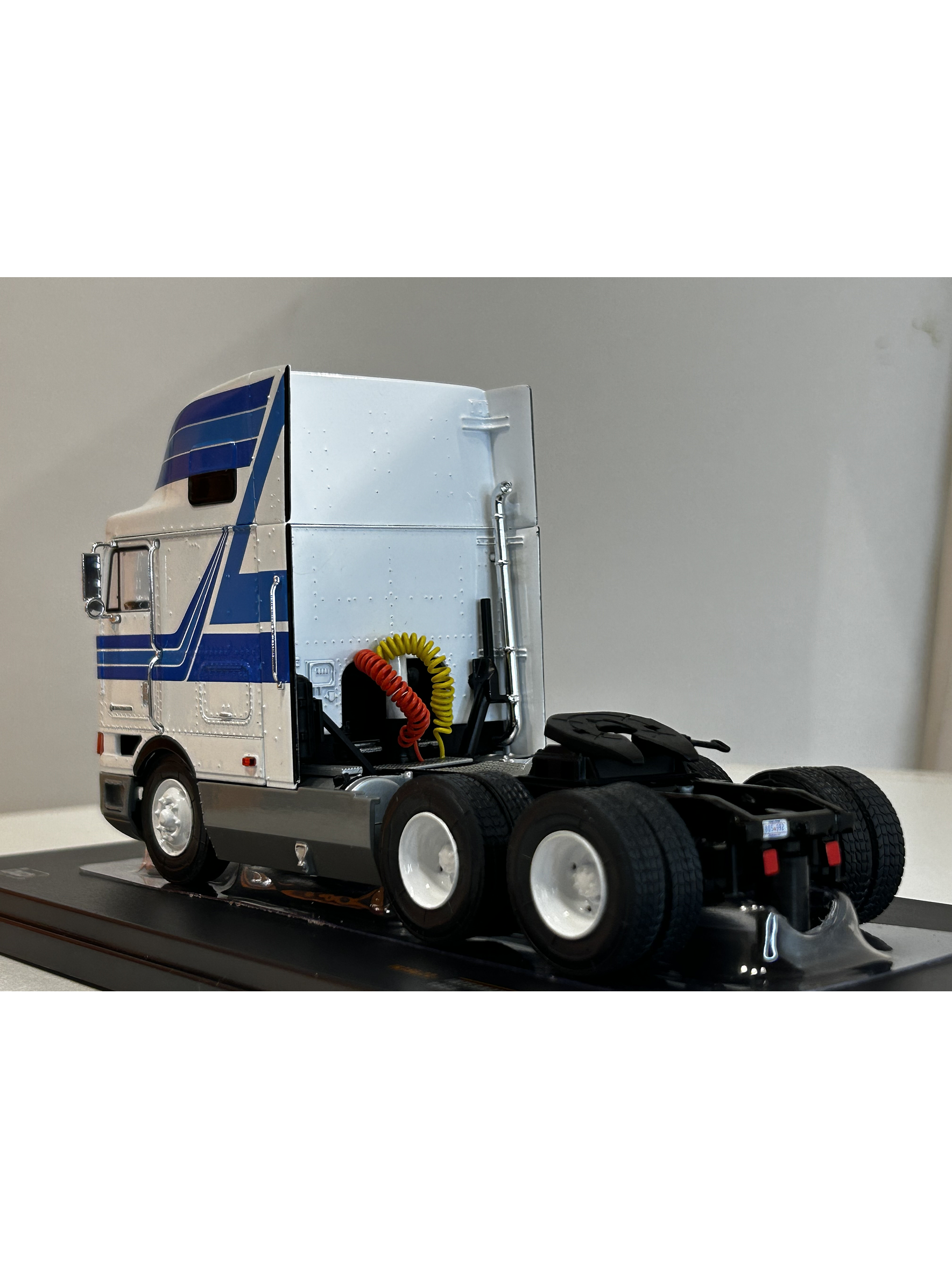 Camión International Eagle 9800 a Escala 1:43 | Modelo Coleccionable de Ixo models. De alta precisión 8