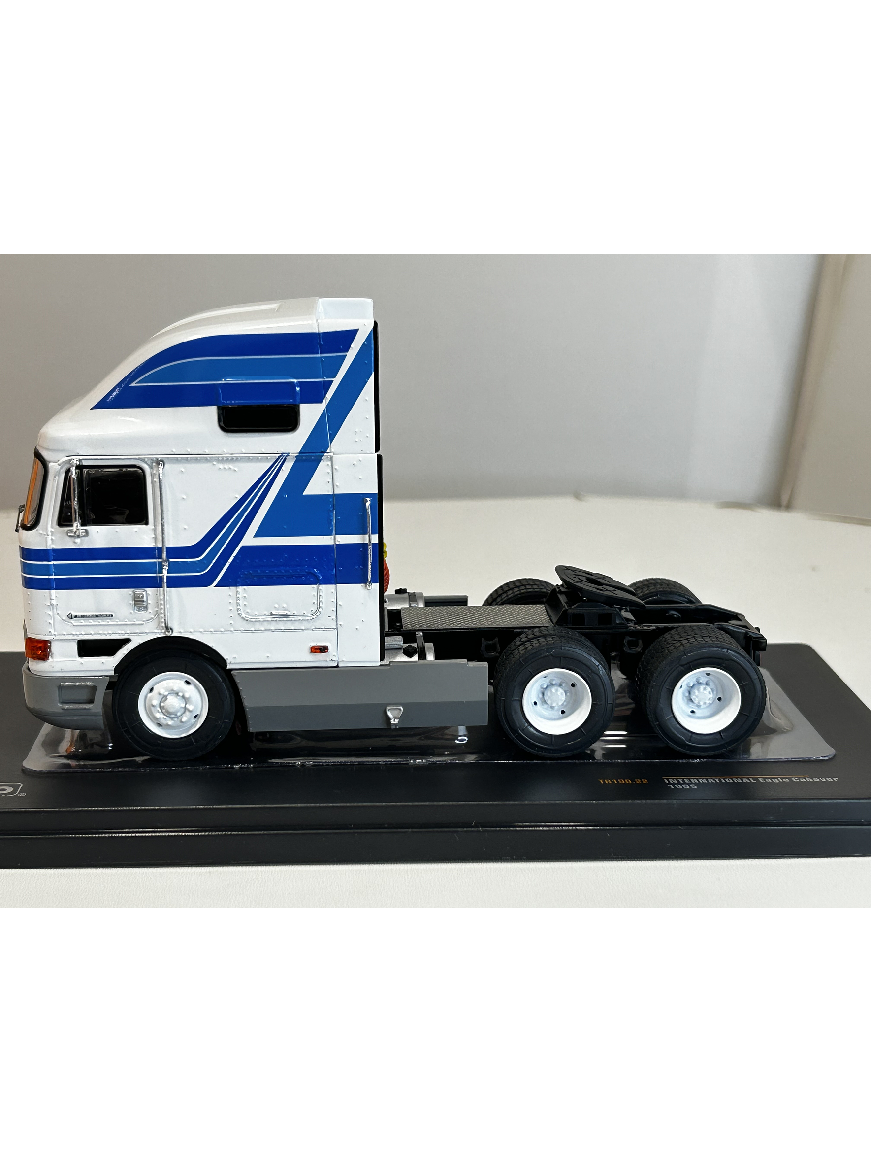 Camión International Eagle 9800 a Escala 1:43 | Modelo Coleccionable de Ixo models. De alta precisión 9