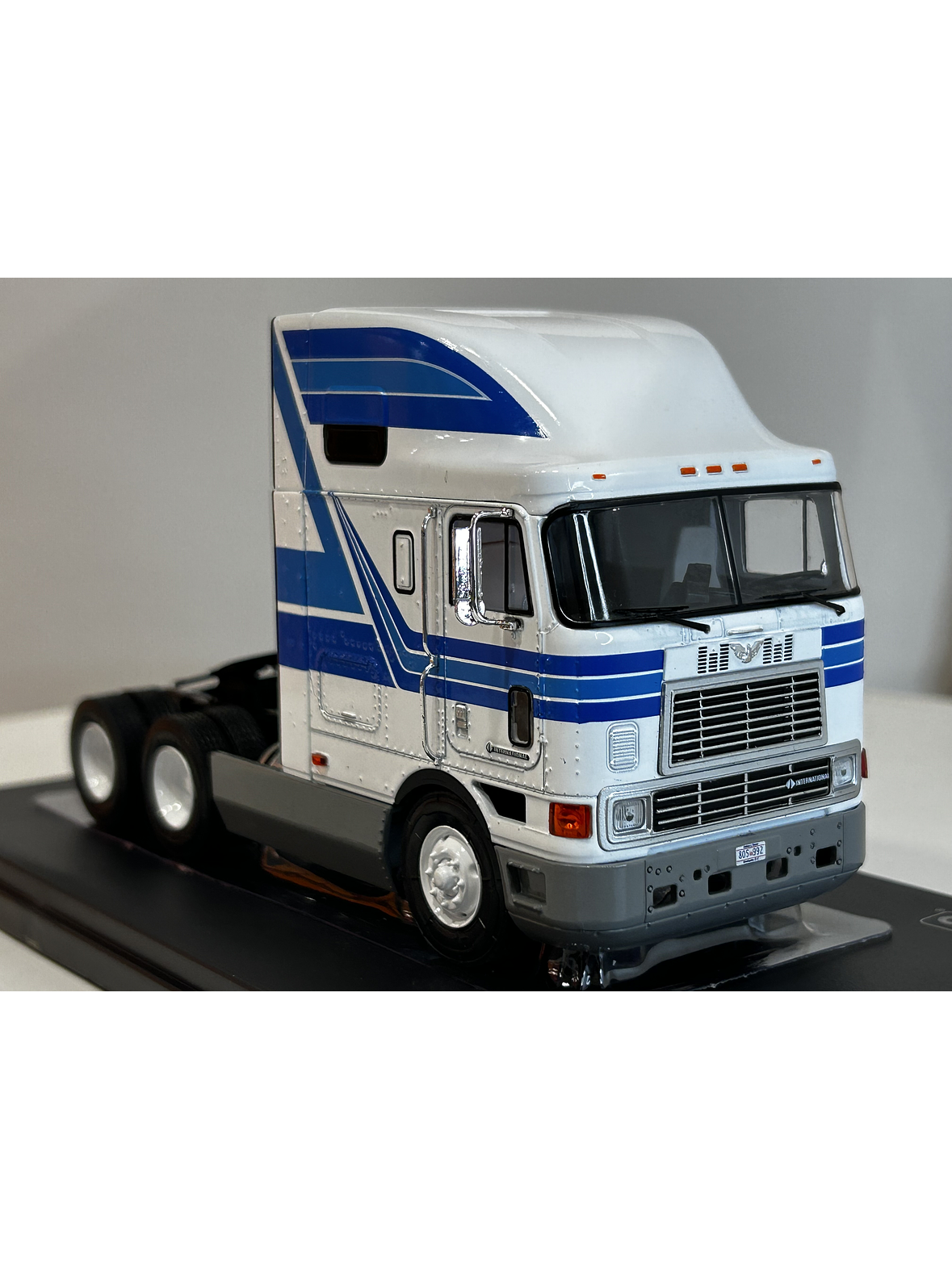 Camión International Eagle 9800 a Escala 1:43 | Modelo Coleccionable de Ixo models. De alta precisión 4