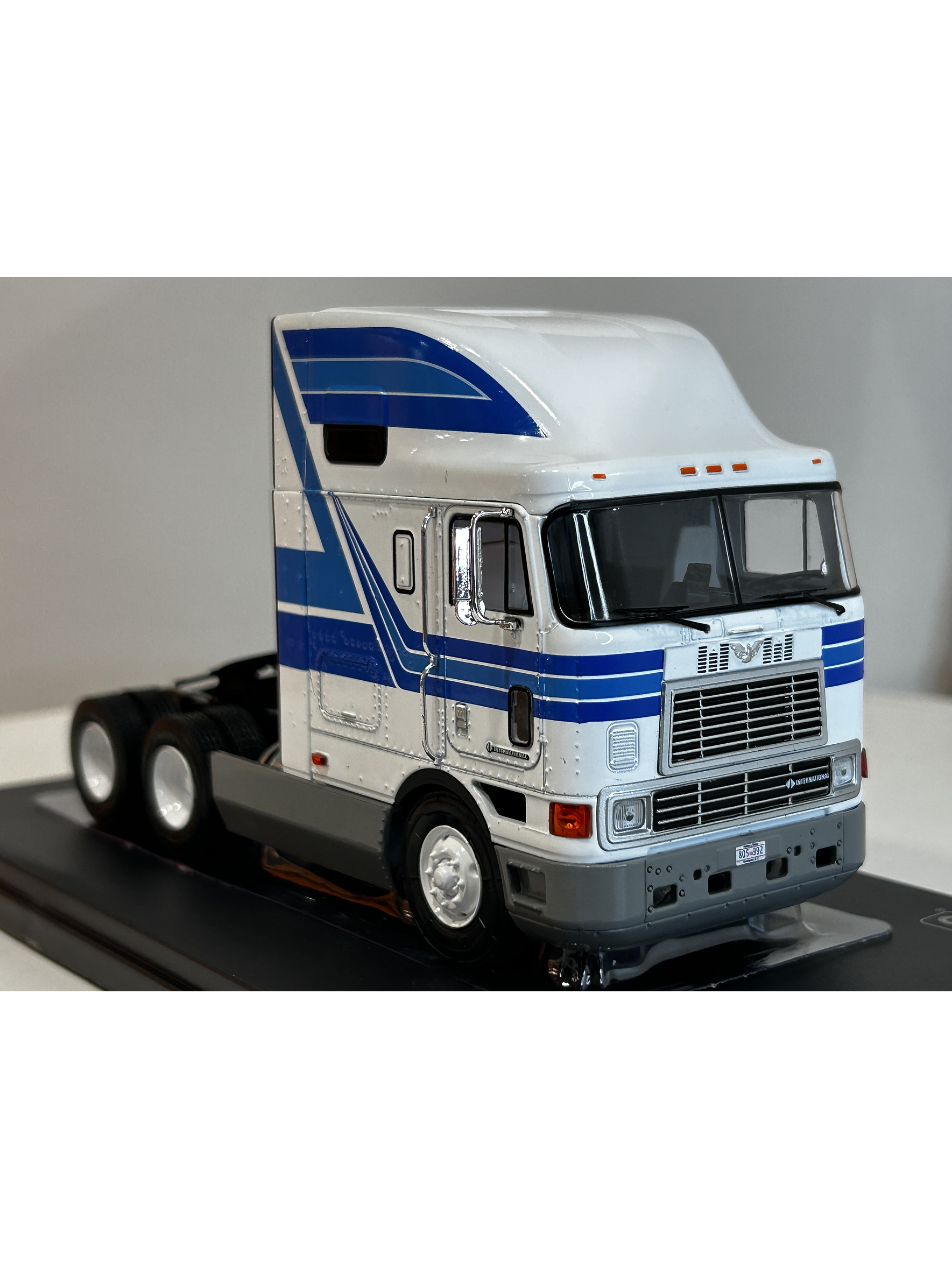 Camión International Eagle 9800 a Escala 1:43 | Modelo Coleccionable de Ixo models. De alta precisión 4