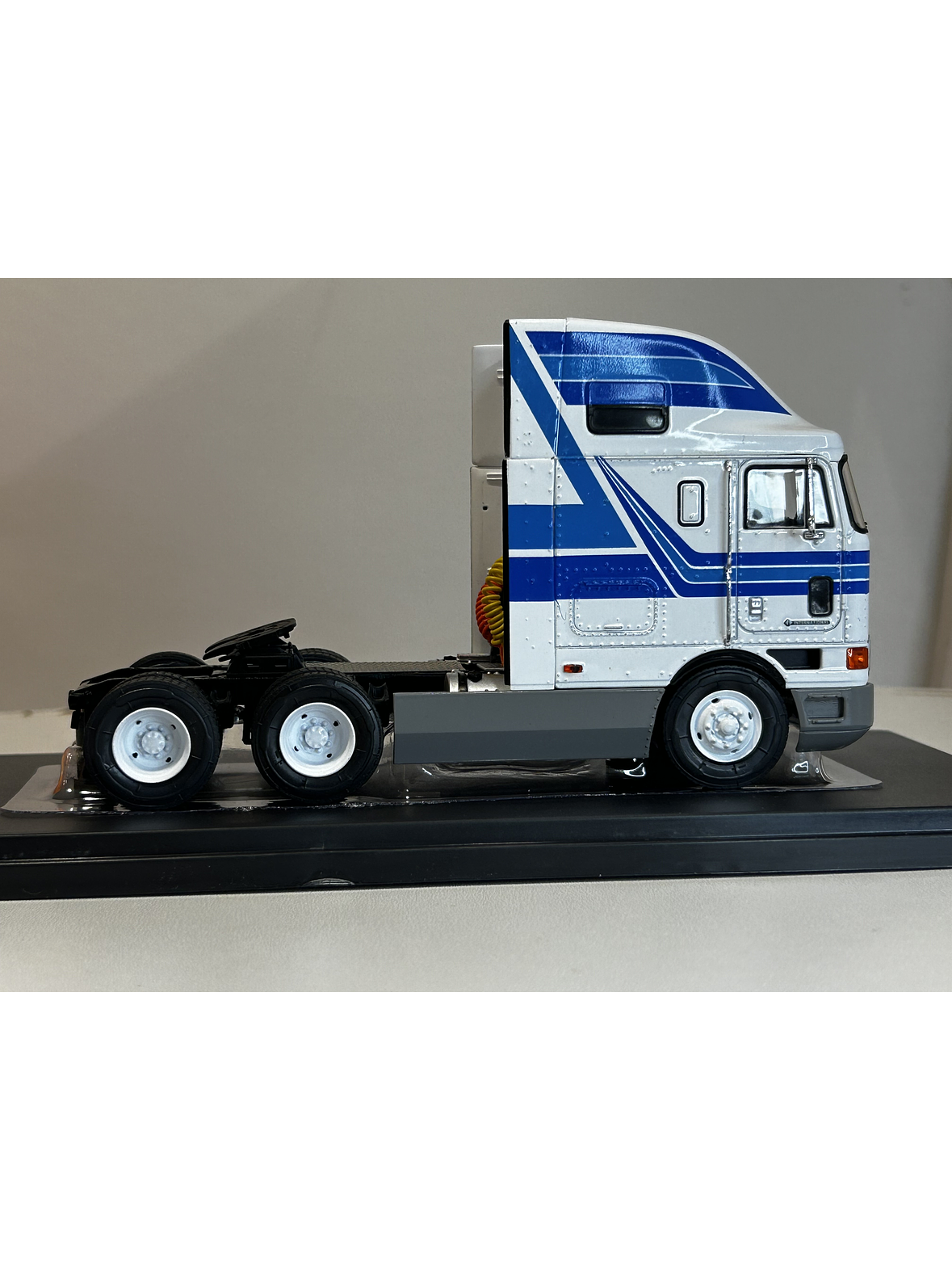 Camión International Eagle 9800 a Escala 1:43 | Modelo Coleccionable de Ixo models. De alta precisión 5