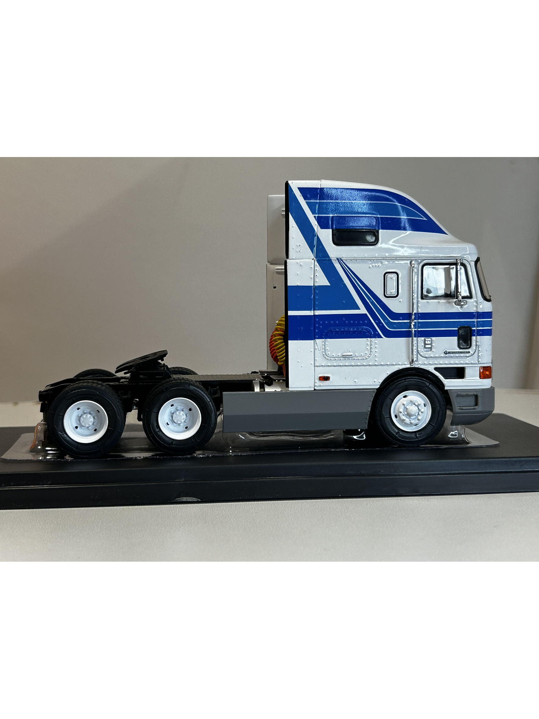 Camión International Eagle 9800 a Escala 1:43 | Modelo Coleccionable de Ixo models. De alta precisión 5