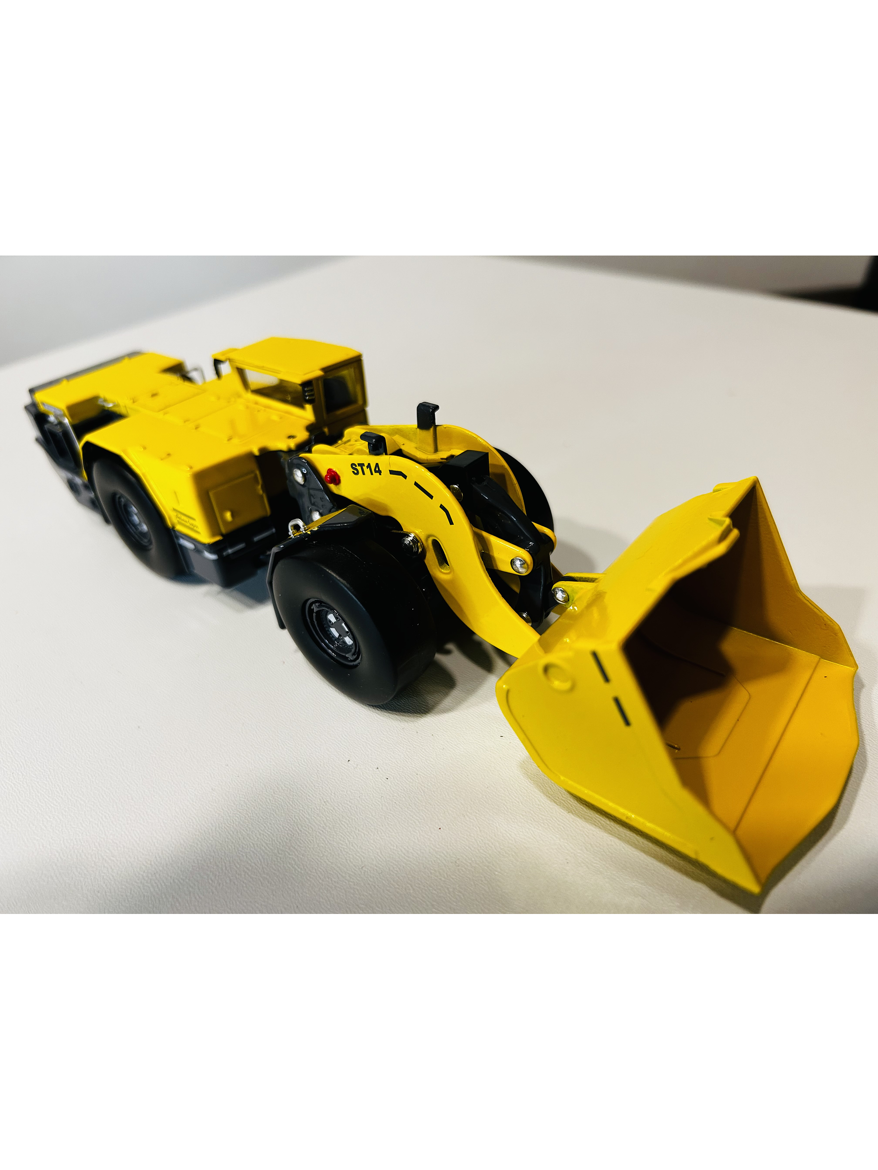 Scooptram ST14 a Escala 1:50 de Atlas Copco | Maquinaria Pesada Minería en Metal. Coleccionable 4